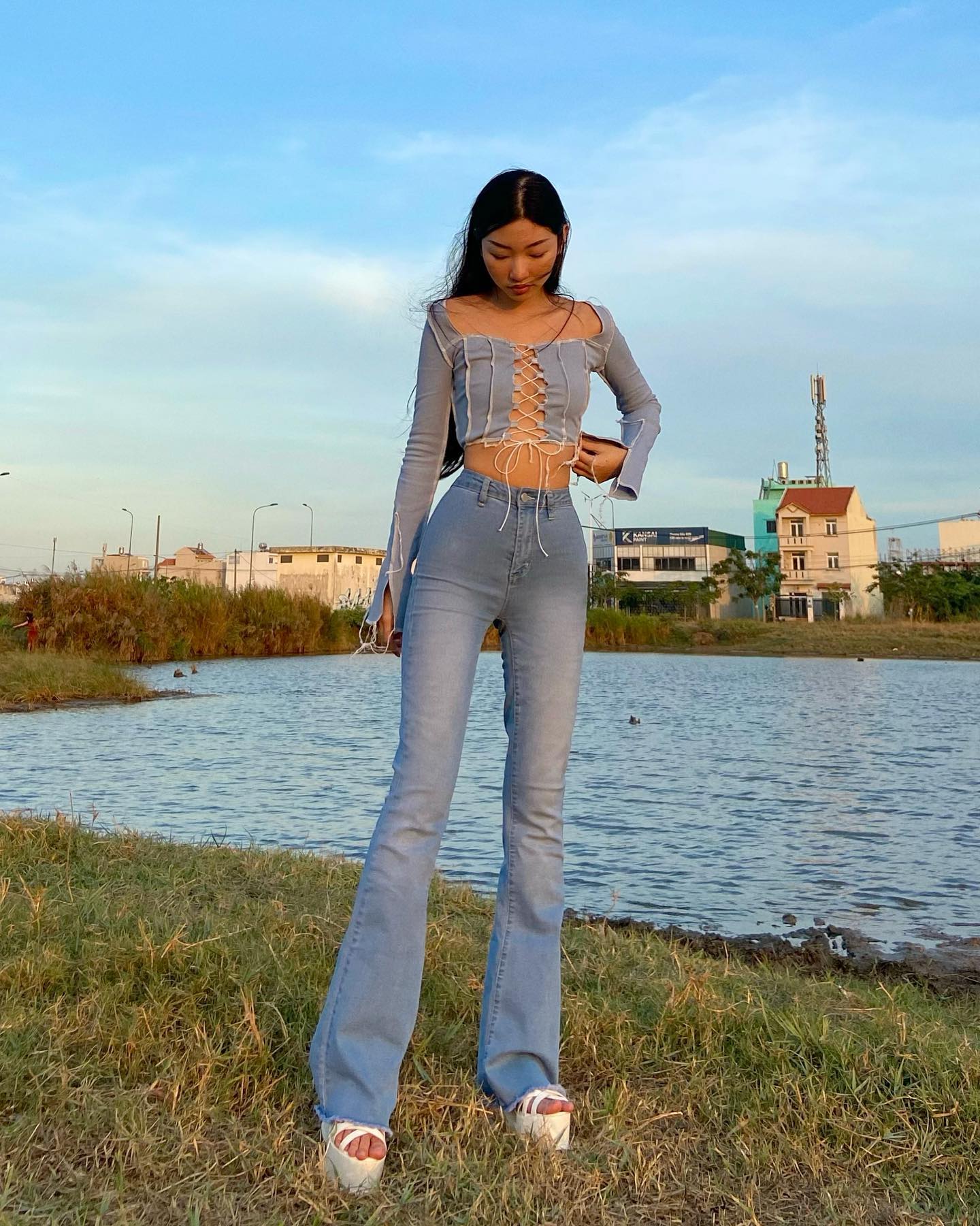 croptop quần jeans phối đồ nấm lùn