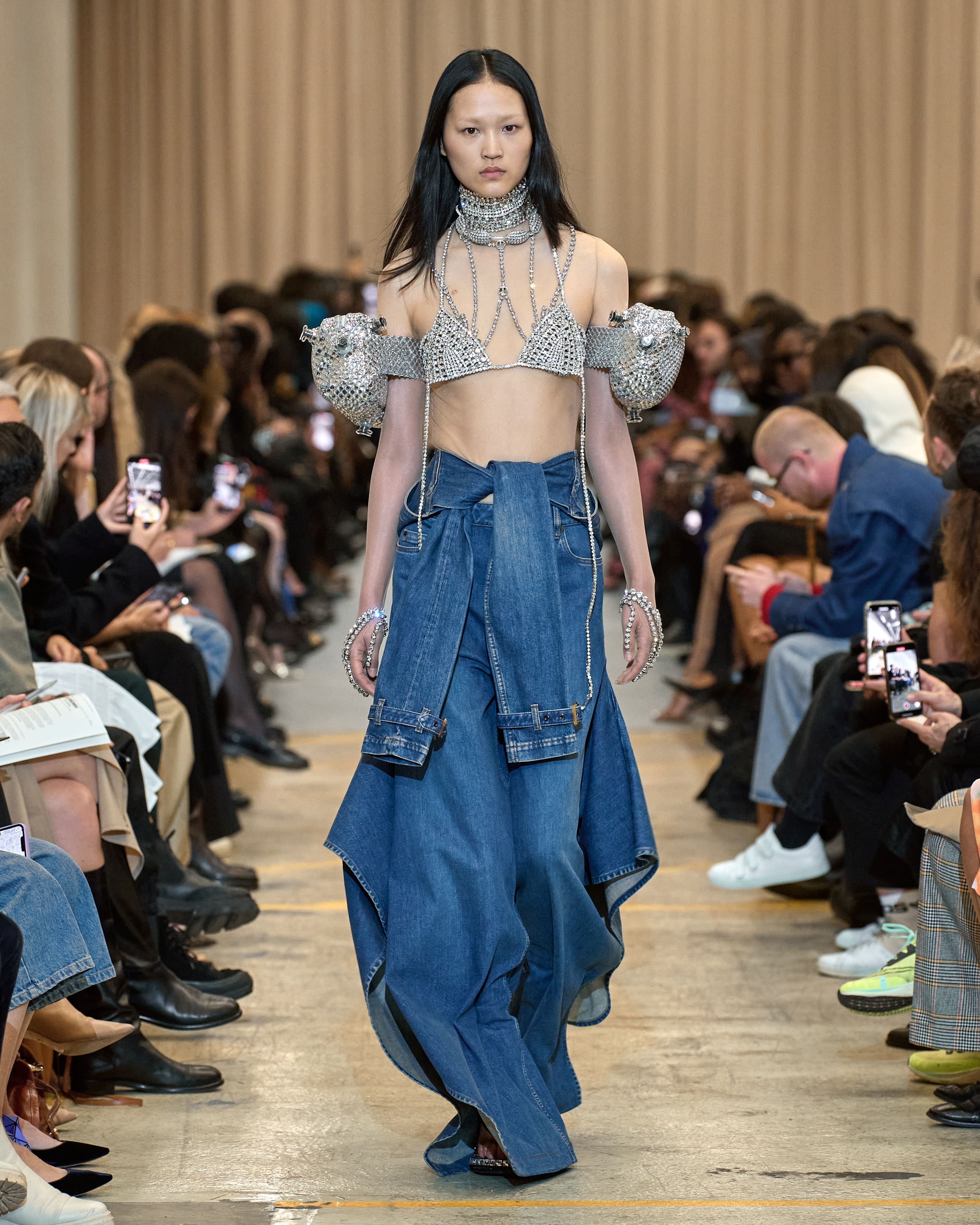 Burberry Xuân - Hè 2023 croptop