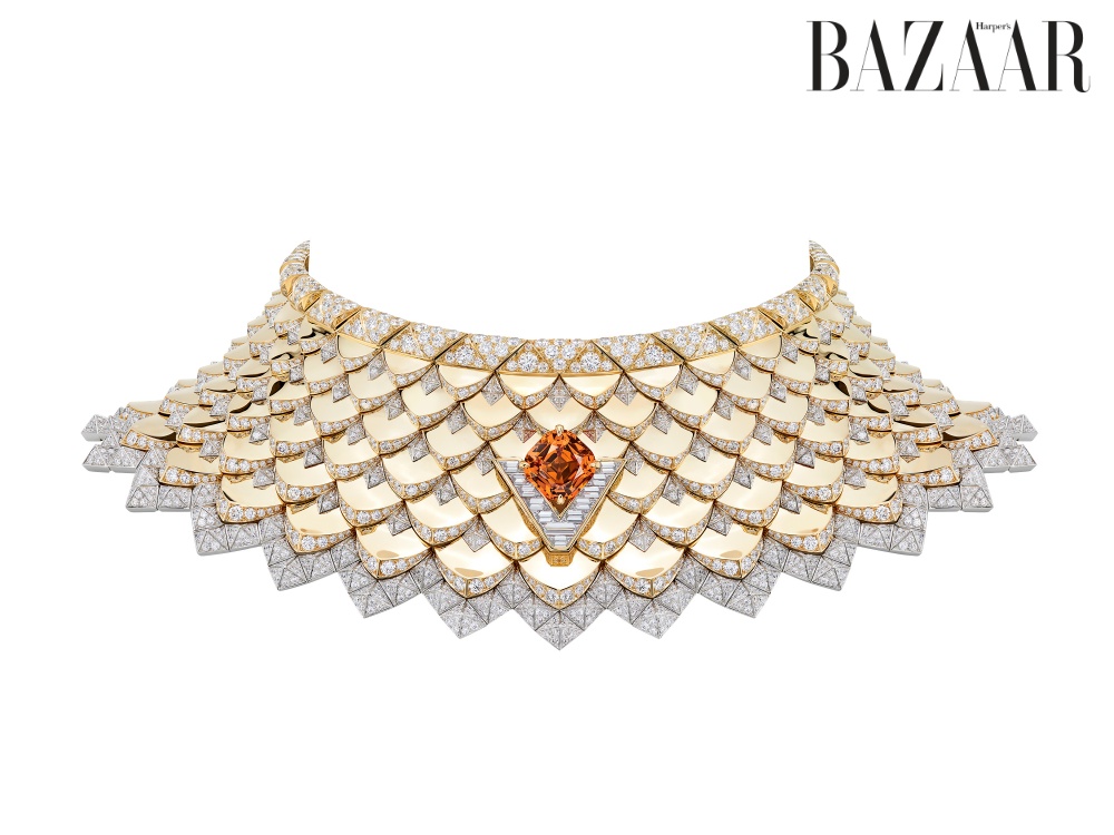 Vòng cổ Radiance, thuộc bộ sưu tập trang sức cao cấp Louis Vuitton Spirit. Vòng xếp lớp như vảy rồng, tâm điểm là viên ngọc hồng lựu 10,99 carat, màu cam rực lửa.