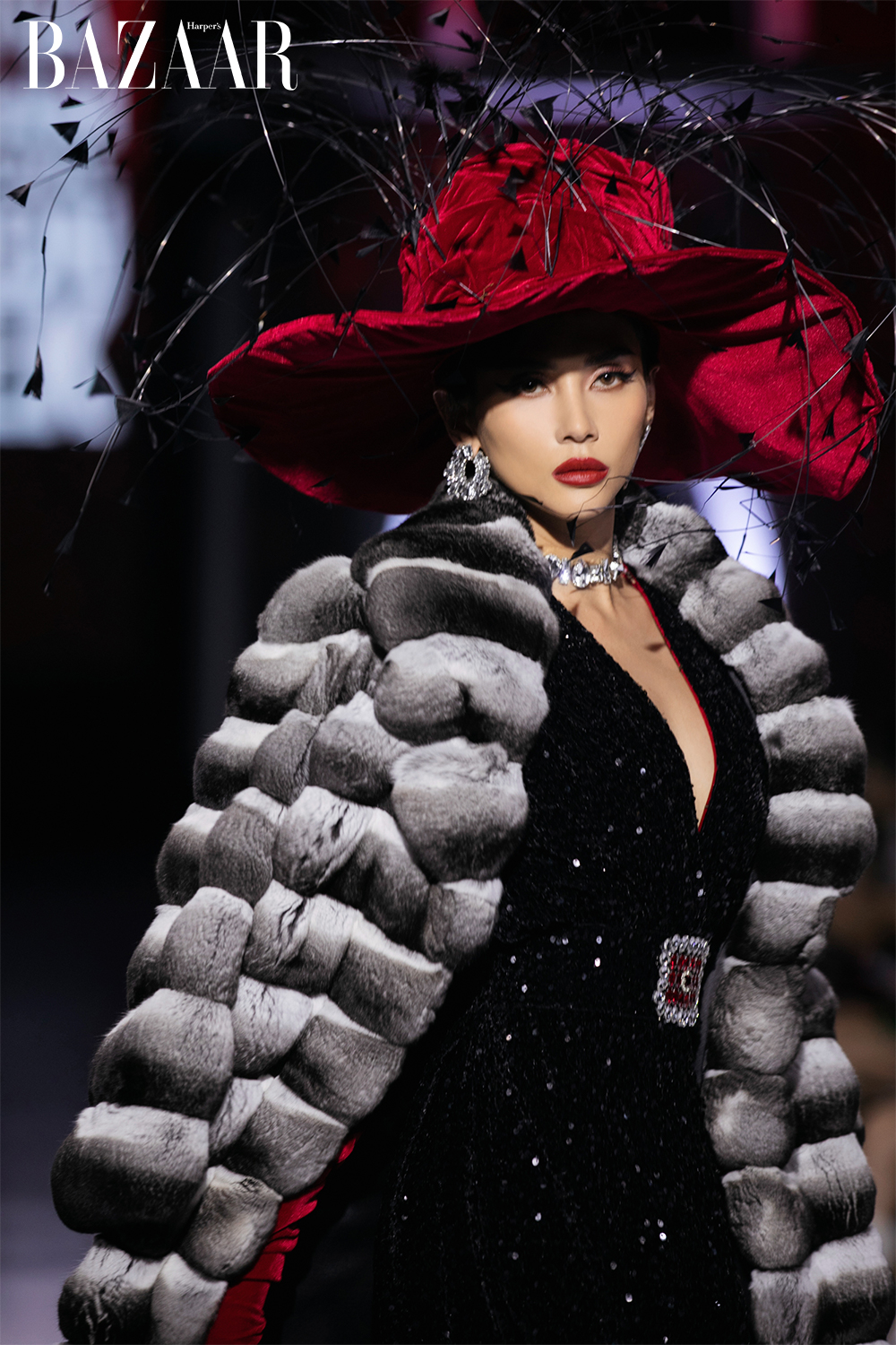Siêu mẫu Võ Hoàng Yến trong BST Be Your Queen của Jang Hana.