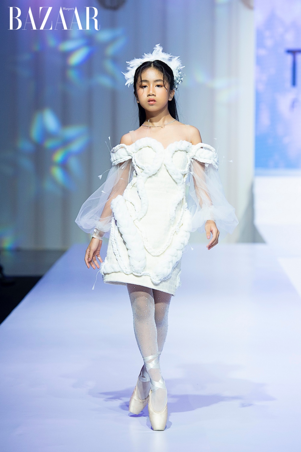 Mẫu nhí tài năng Alice Nguyễn mở màn ấn tượng với màn catwalk trên mũi giày ballet điêu luyện.