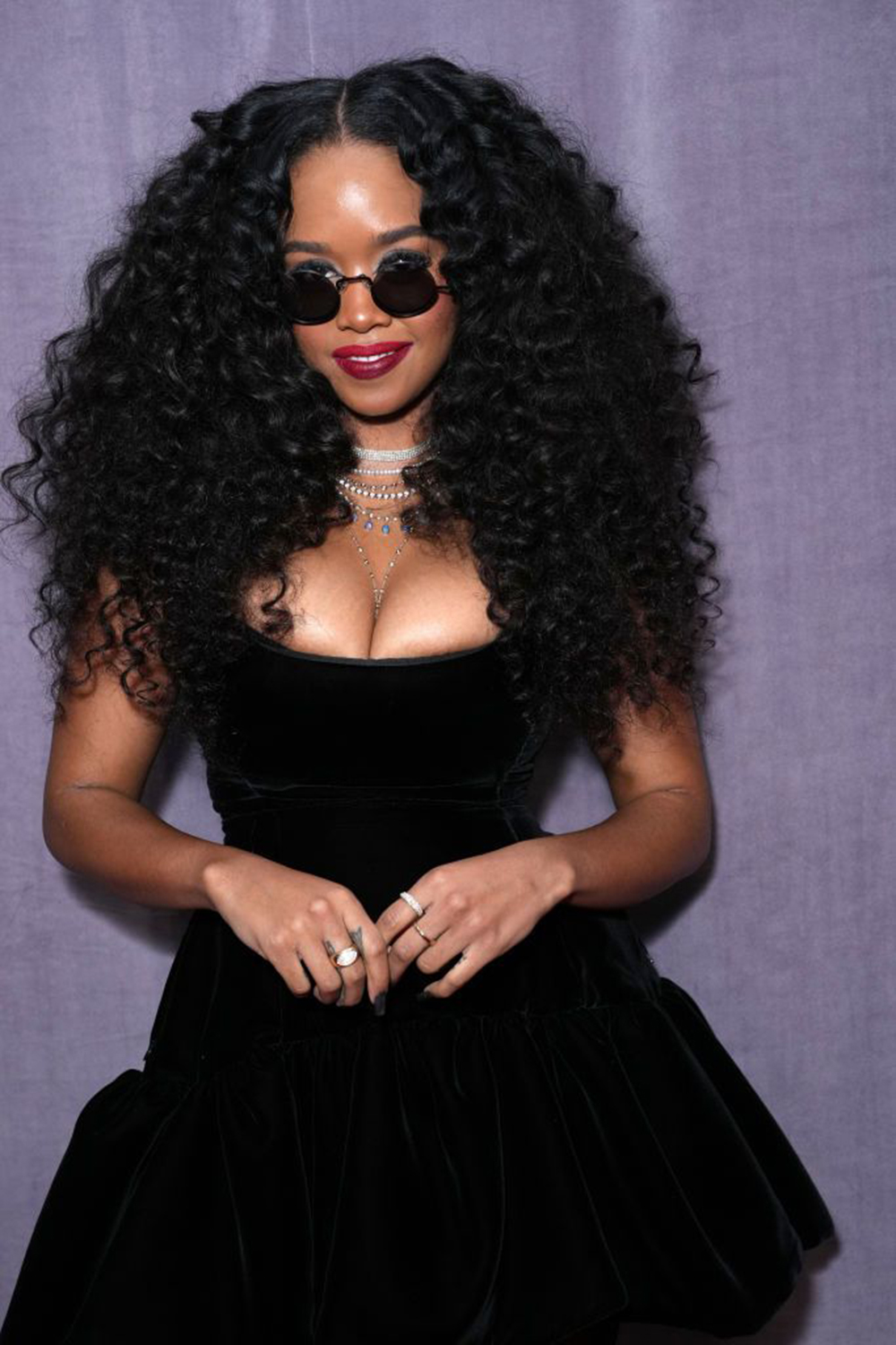 Nữ ca sĩ H.E.R. ấn tượng trên thảm đỏ Grammy 2023.