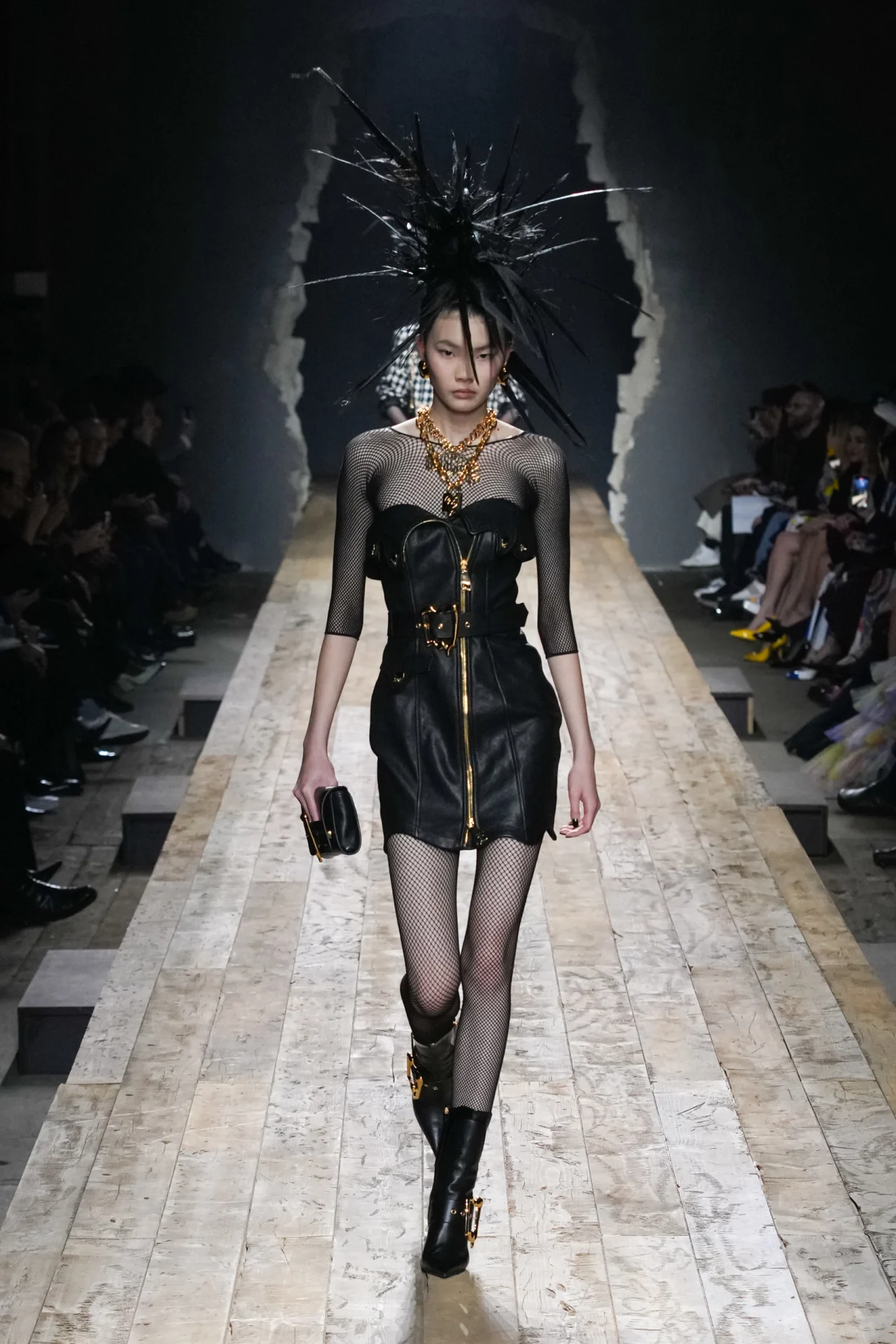 Moschino Thu - Đông 2023 phụ kiện punk