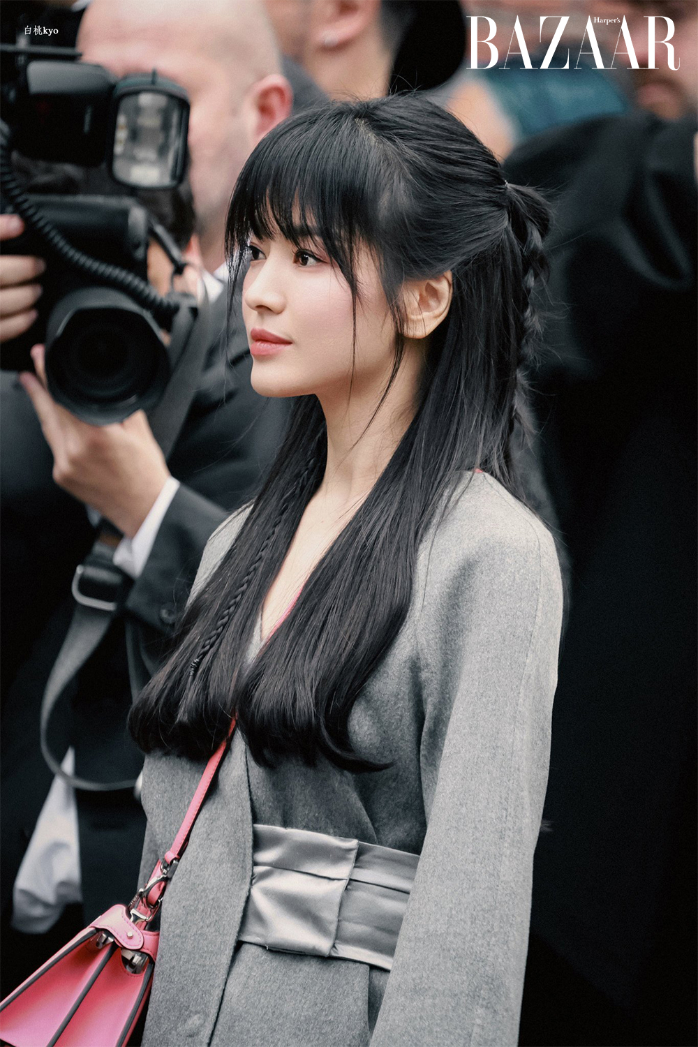 Song Hye Kyo trẻ hơn tuổi thật với nhờ bottleneck bangs.