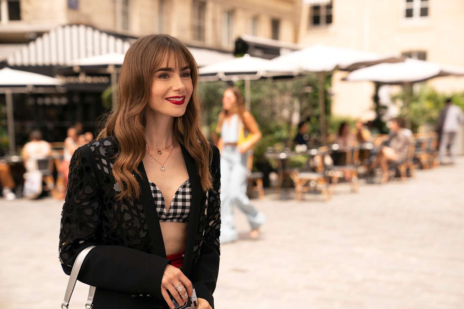 Tóc mái birkin như “nàng thơ” trong Emily in Paris